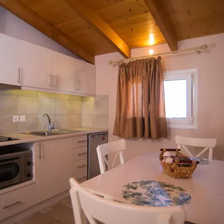 מלון דירות Artemis 3*